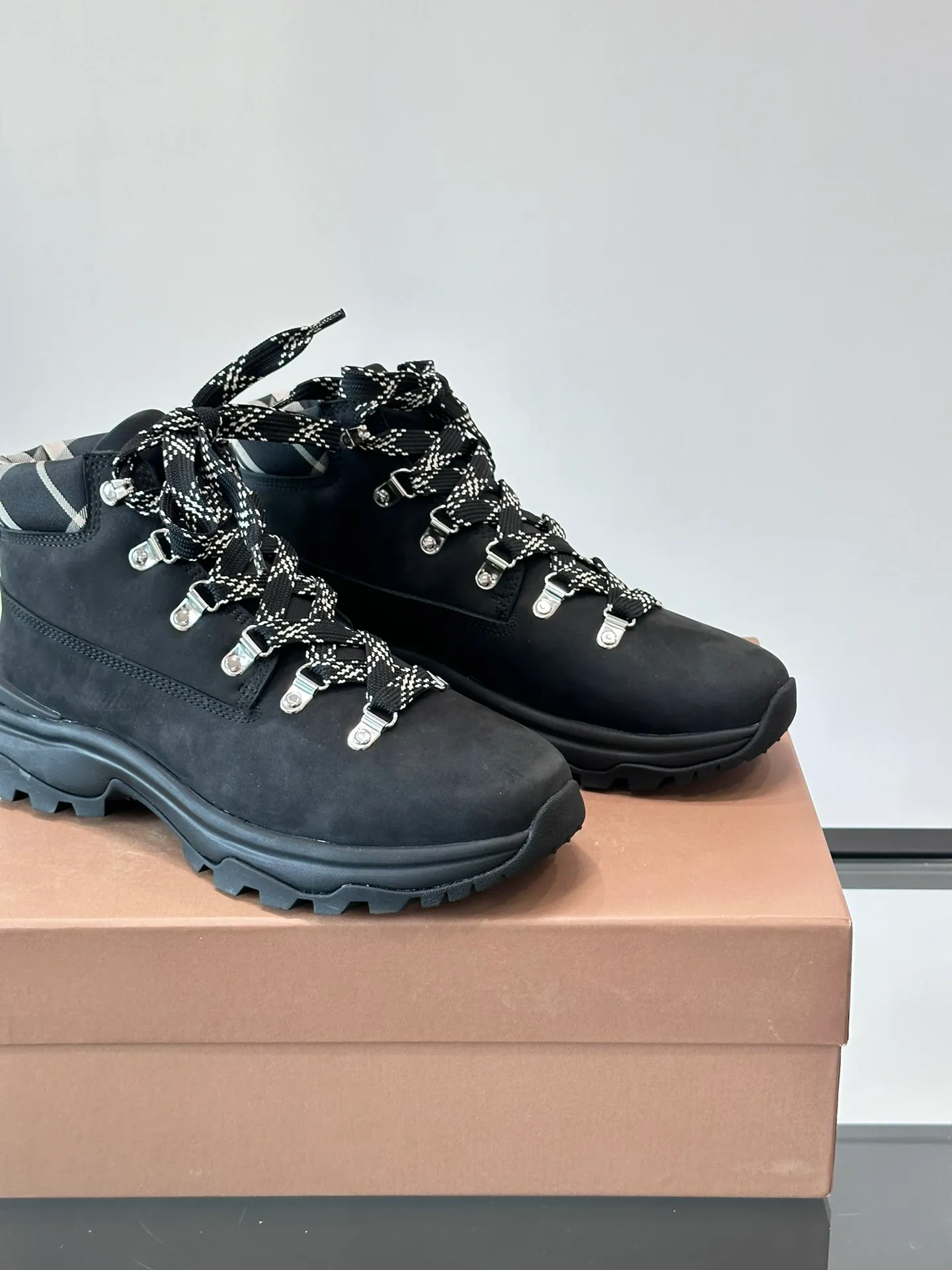 Men's shoes 💰800 ◾️▫️Burberry 2024🆕Ss men's classic high-top thick-soled sneakers, made of first-grain cowhide and decorated with the new brand logo. First-layer cowhide foot pads, the heel is decorated with Burberry lettering embossed logo, and the original TPU outsole! Size: 39-44 (customized at 38.45)